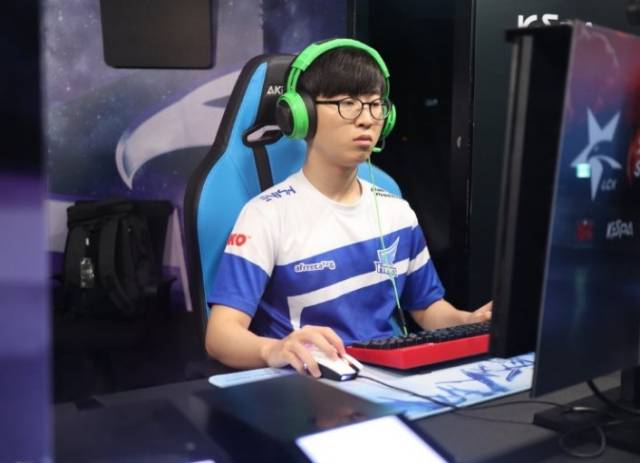 顾中的一个 顾中的一个